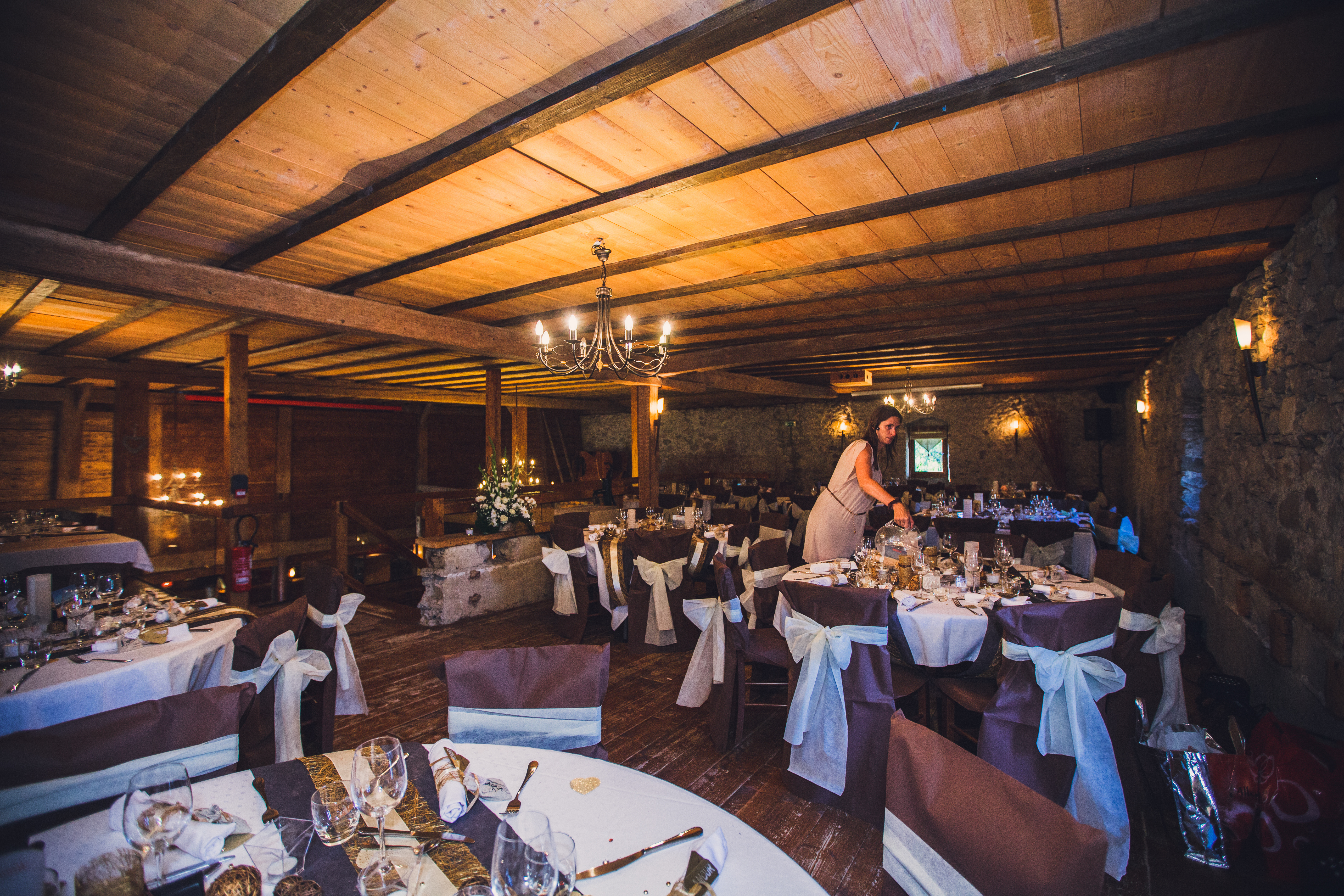 Aurélie Serain wedding designer chez LilyOrganiz en train de vérifier les dernier détail de la mise en place avant l'entrée en salle des mariés et leurs invités